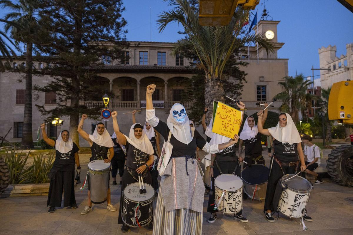Centenares de personas participan en la cadena ‘a la fresca’ contra la masificación turística en Mallorca