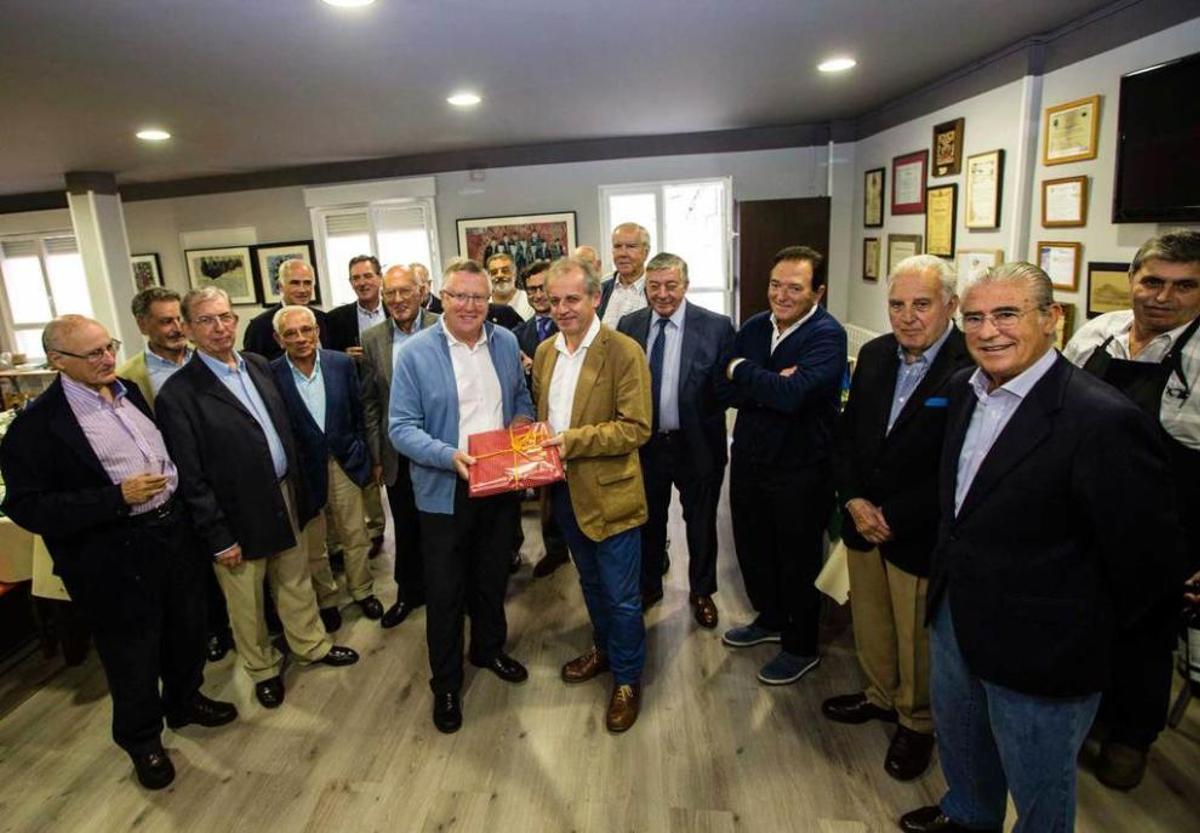 Antonio Bascarán le entrega un recuerdo del acto a Gustavo Bueno Sánchez, rodeados de los asistentes a la comida en la que se glosó la figura del filósofo fallecido.