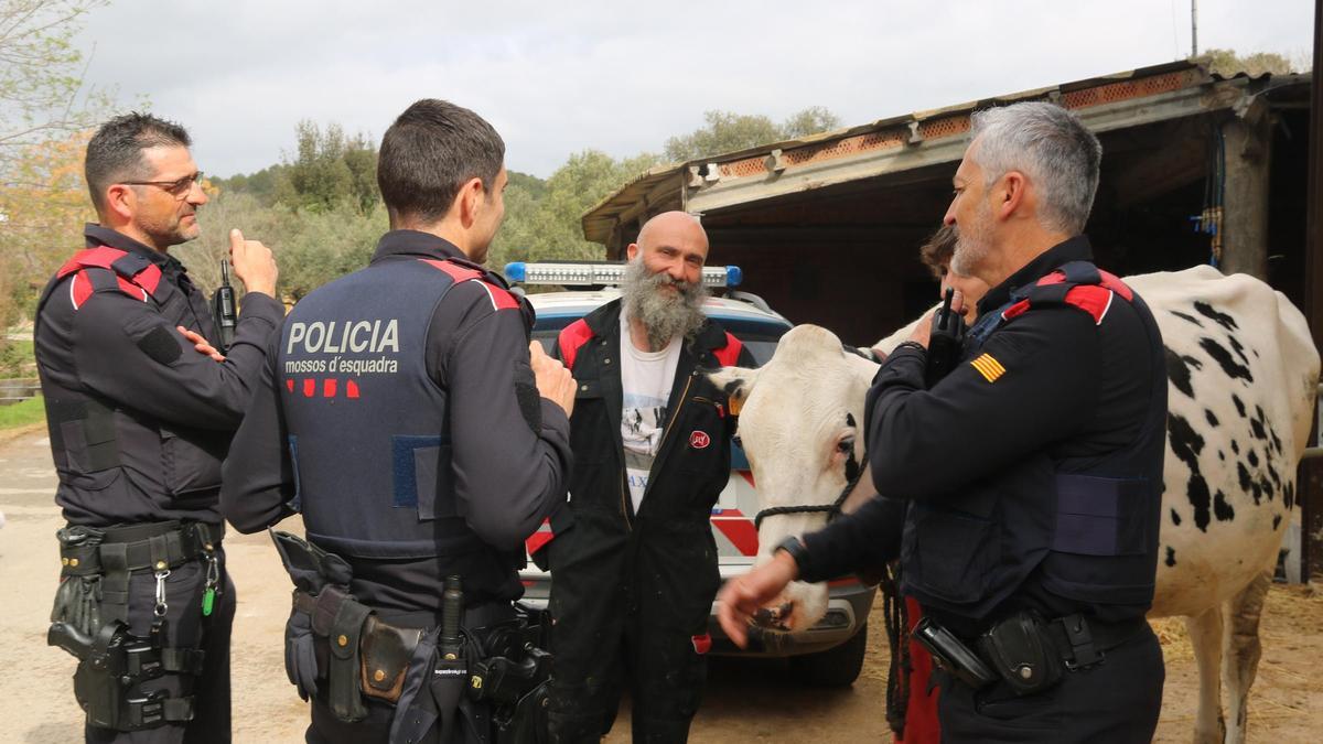 Els Mossos de proximitat visitant una granja i a l'alcalde de Parlavà, Quim Sabrià.