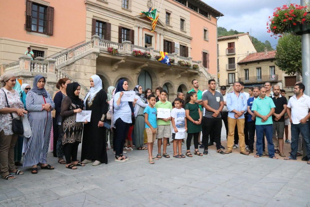 Concentració de la comunitat musulmana de Ripoll davant de l''Ajuntament en rebuig pels atacs terroristes