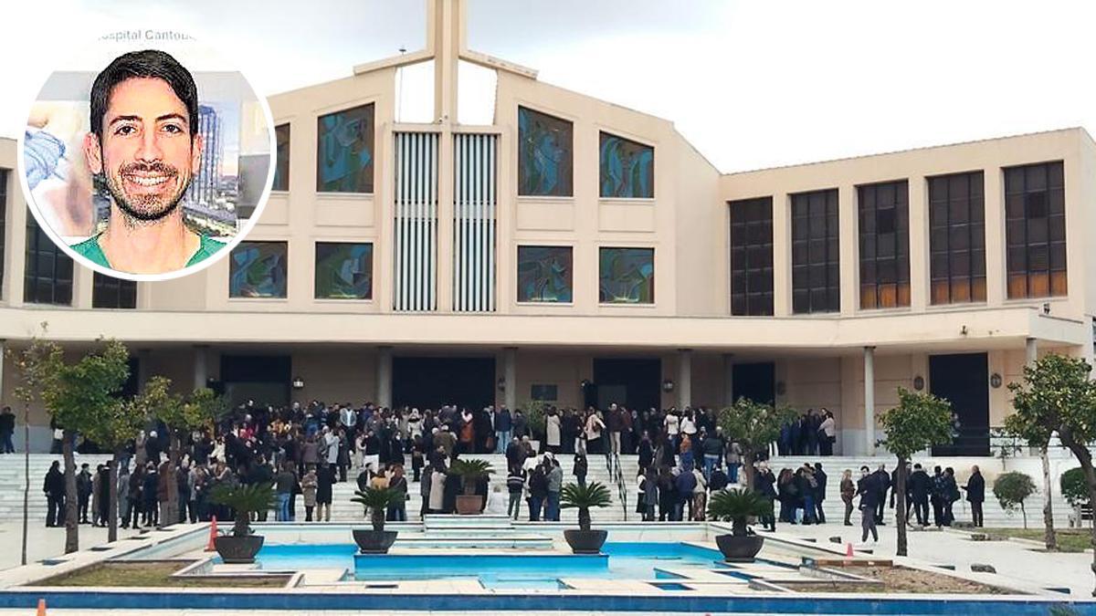 La capilla central de Parcemasa se ha quedado pequeña para acompañar en la misa funeral a la familia del joven malagueño Jesús Saldaña.
