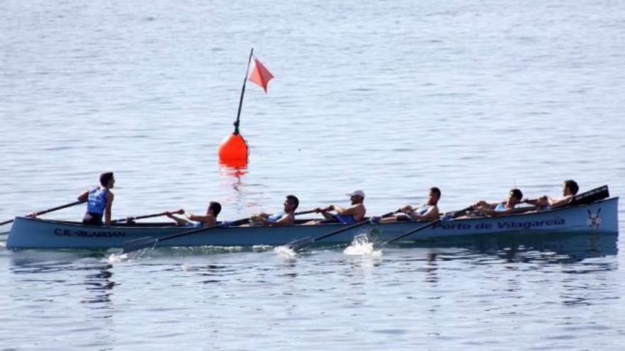 Remeros de Vilaxoán durante la regata, que se celebró frente al puerto de Meloxo. // Muñiz