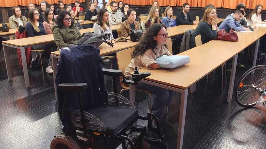 Una silla de ruedas en una aula del edificio de Ferro. // Iñaki Osorio