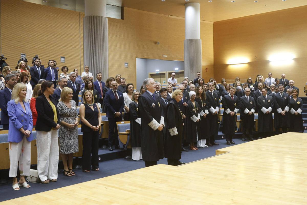 José Ortiz Navarro, junto a su madrina, Teresa Gisbert, ante el estrado minutos antes de tomar posesión.