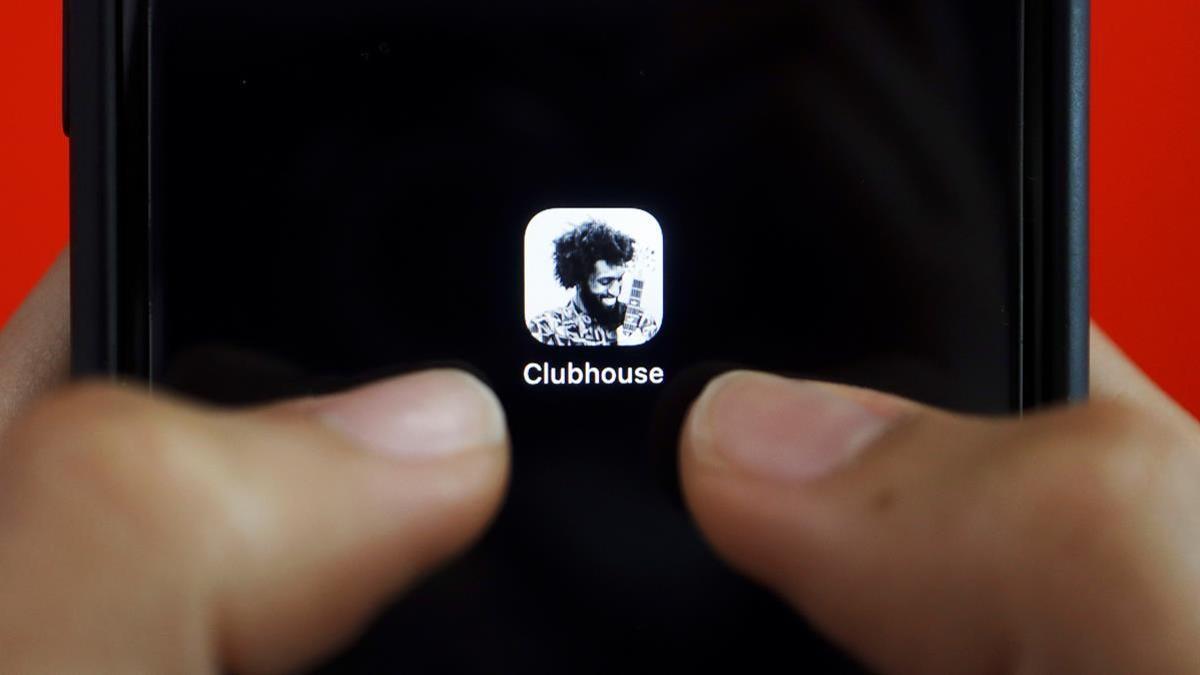 La 'app' Clubhouse, en una pantalla de un móvil