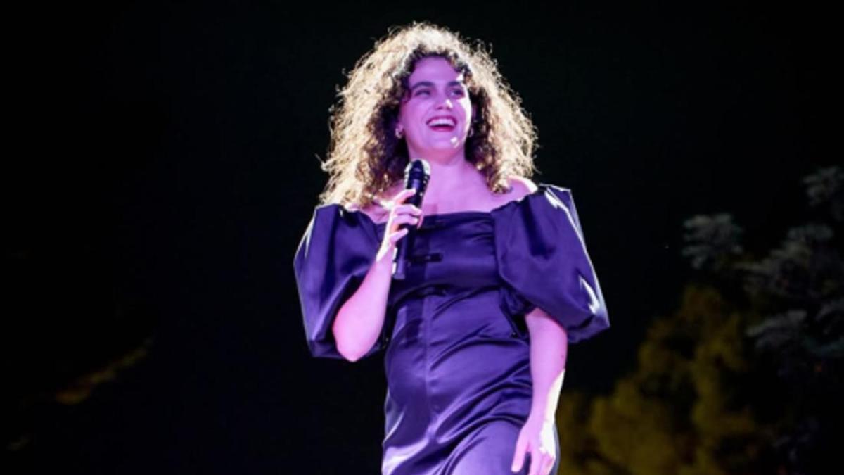 La Maria, la cantante de Oliva, en una de sus actuaciones