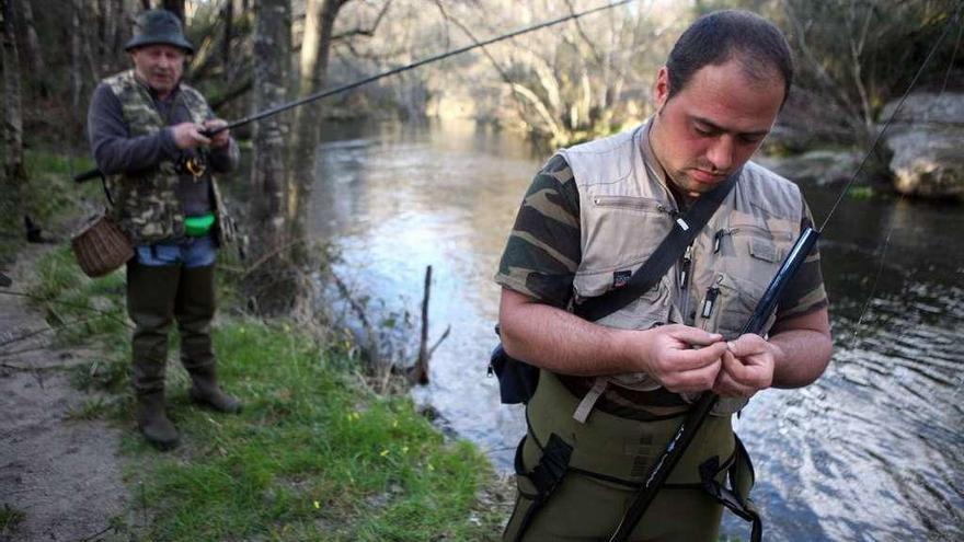 Dos pescadores de trucha, en aguas del río Arnego. // Bernabé/Luismy