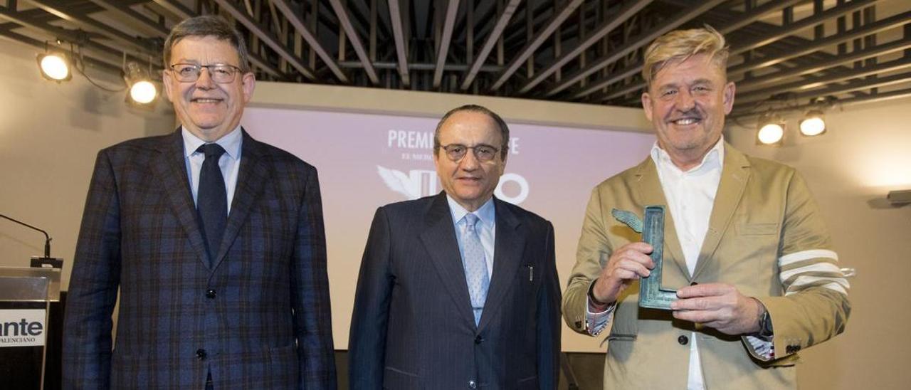 En el centro, el presidente de Prensa Ibérica, Javier Moll, acompañado por el jefe del Consell, Ximo Puig, y el presidente de Seat y Cupra, Wayne Griffiths.
