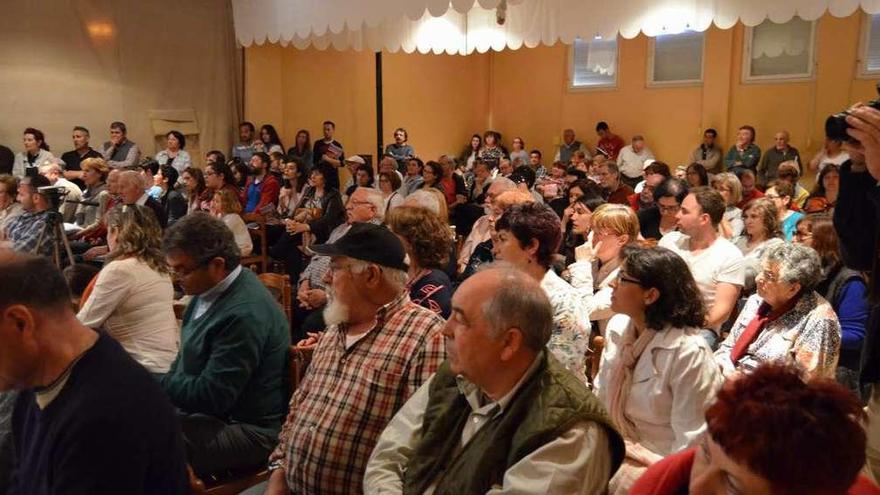 Asistentes al acto de presentación del libro en Coomonte de la Vega.