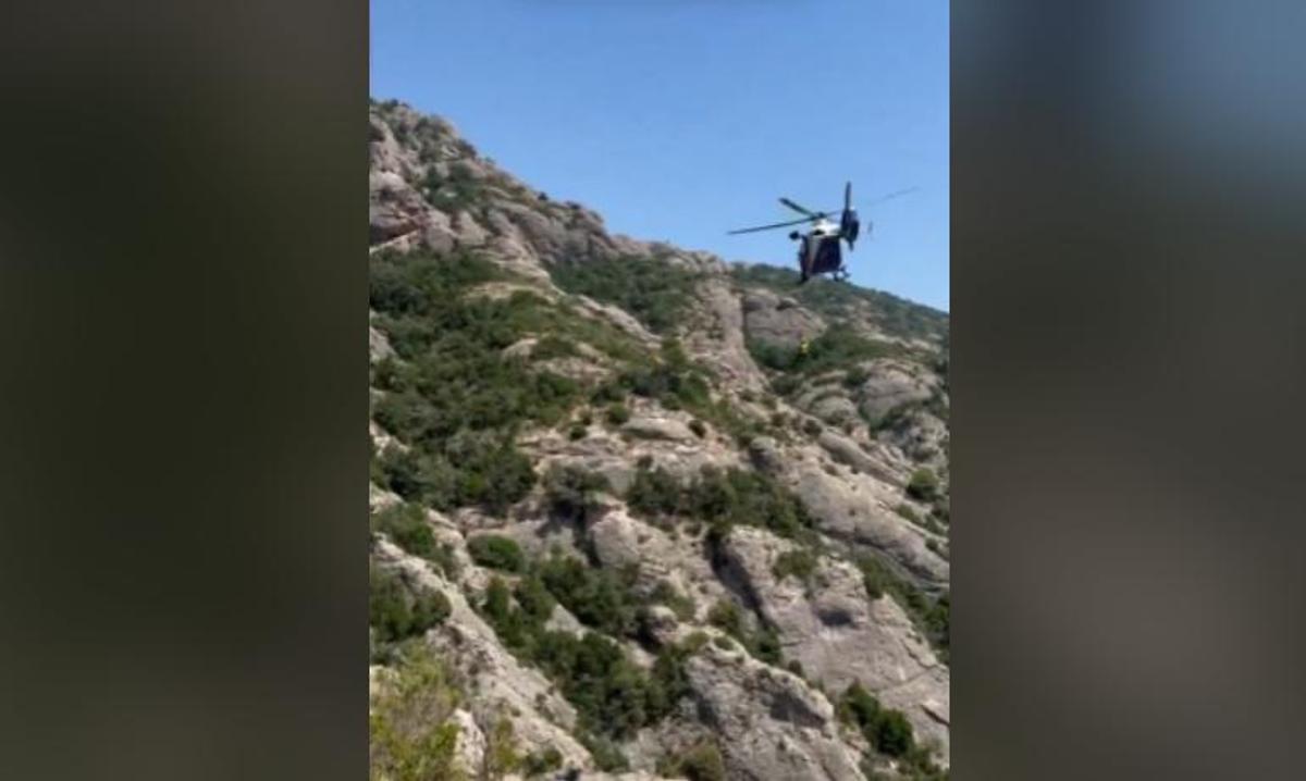 Un helicòpter del grup GRAE efectuant el rescat a Montserrat en una imatge d'arxiu