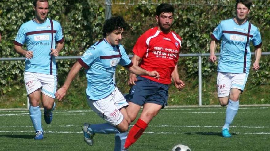 Iker trata de llevarse el balón ante la presión del jugador del Villestro Uxío. // Bernabé/Luismy