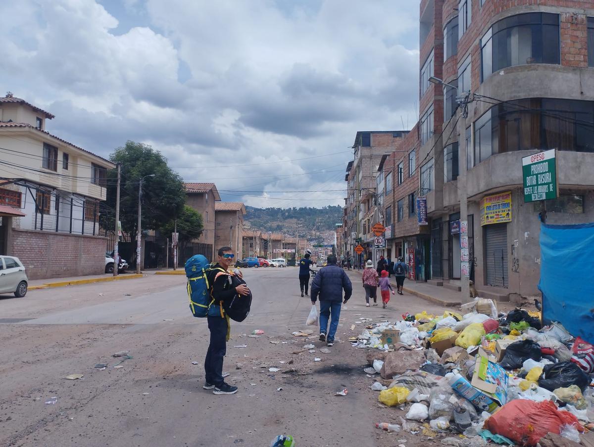 Andrés carga con sus mochilas en la ciudad peruana.