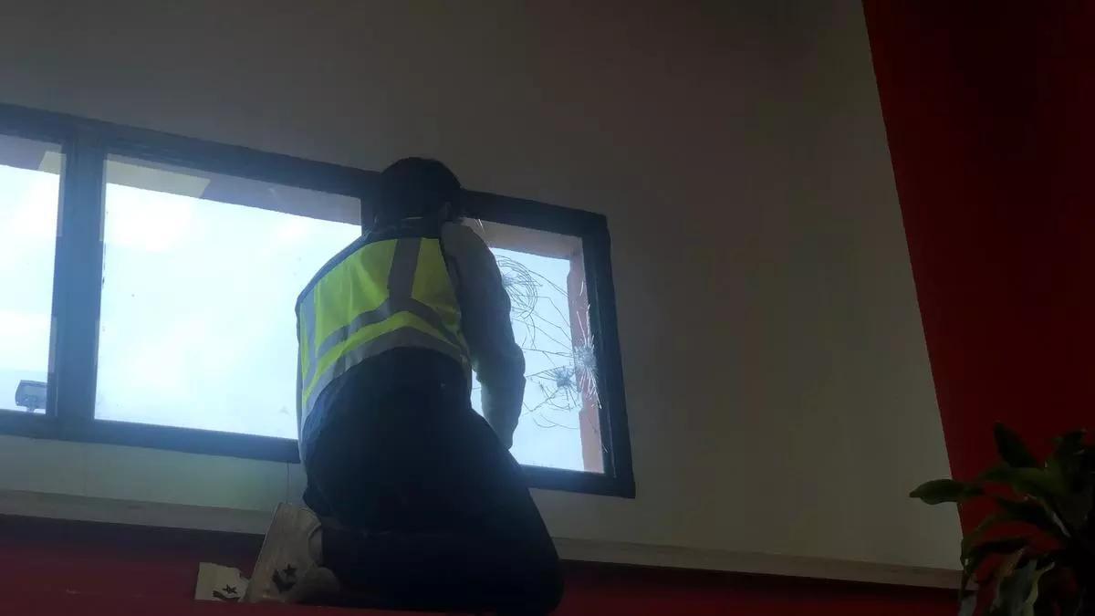 Policía Nacional investiga el ataque a la fachada del PSOE provincial de Badajoz, esta mañana.