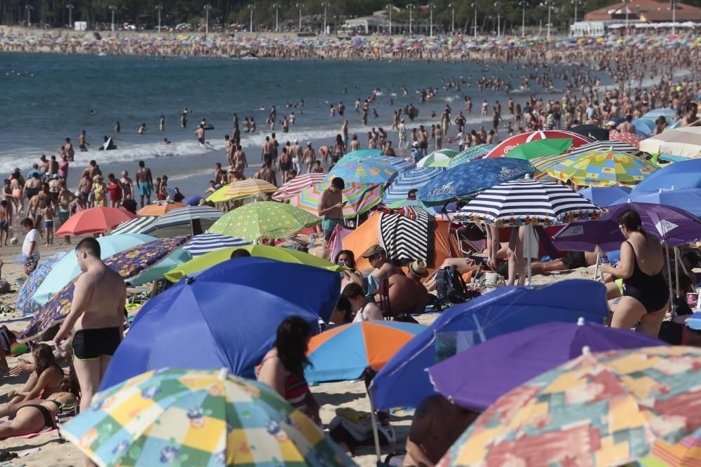 El día más caluroso de lo que va de verano inundó los arenales de las Rías Baixas