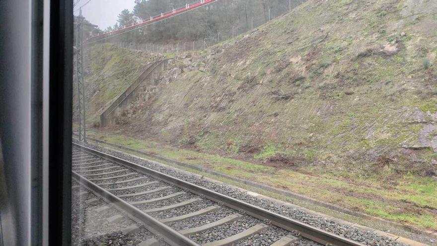 Rescatados después de tres horas los pasajeros de un AVE Santiago–Madrid averiado en medio de un monte cerca de Ourense