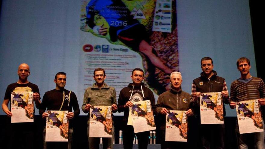 Juan Rionda, tercero por la derecha, con otros organizadores, en la presentación.