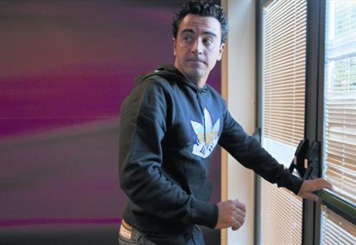 Xavi es disposa a sortir de la sala de premsa de la ciutat esportiva, ahir.