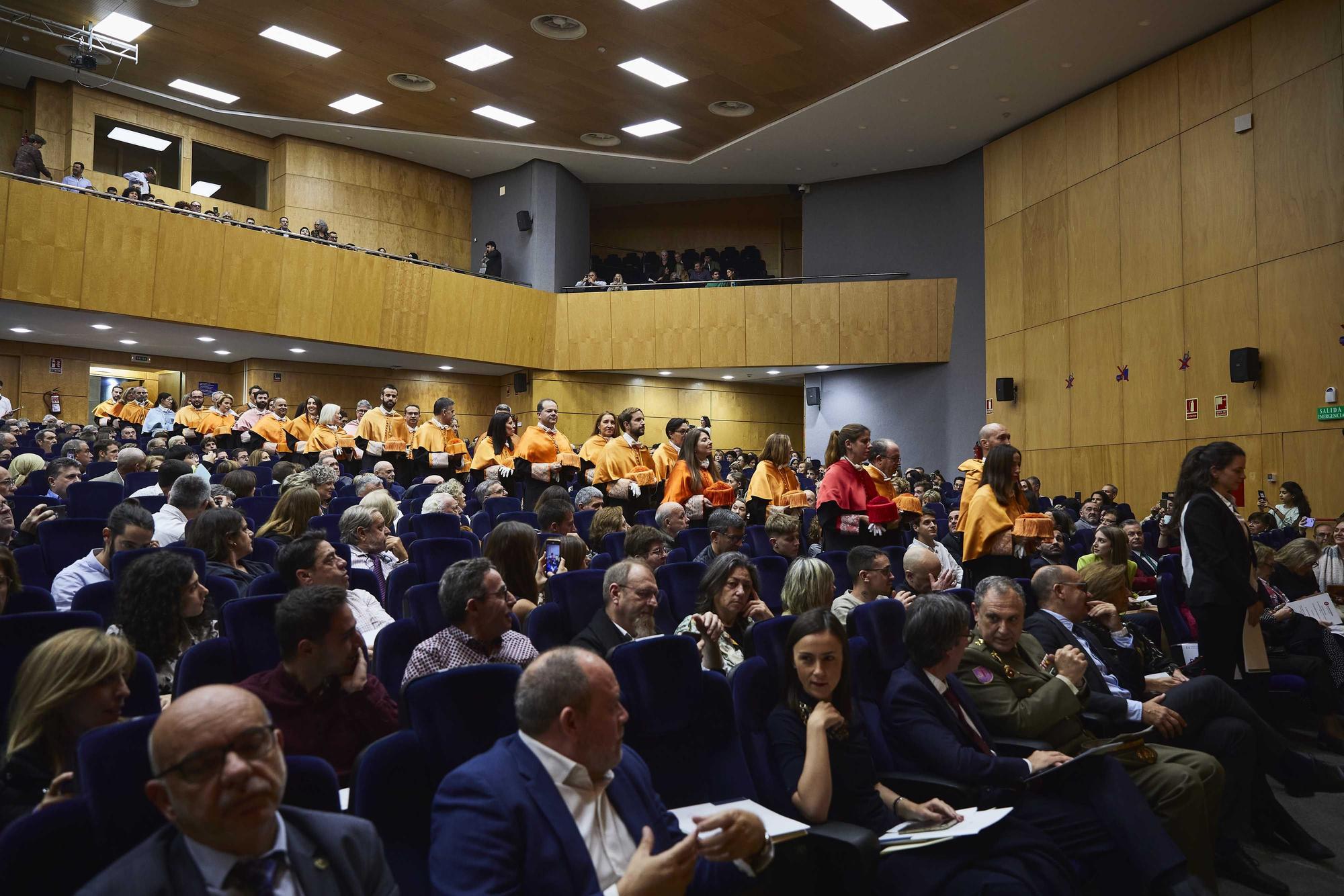 Graduación de los alumnos en los grados en Administración y Dirección de Empresas, Economía, Marketing, Sociología, dobles grados en Ingeniería Informática + ADE y Turismo + ADE, y los másteres universitarios en Administración y Dirección de Empresas, Cooperación al Desarrollo, Dirección y Planificación del Turismo, Economía Aplicada, Economía Cuantitativa e Innovación Social y Dinámicas de Cambio de la Universidad de Alicante.