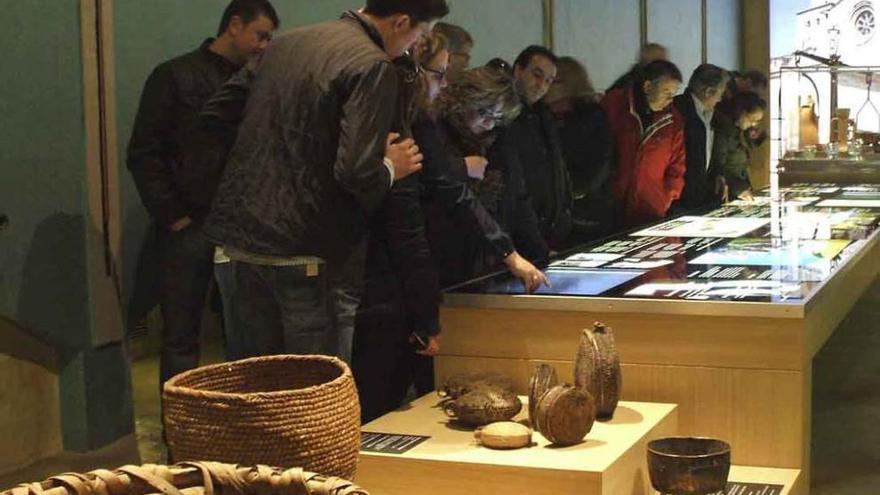 Los visitantes observan paneles y material expuesto en el Museo del Vino de Morales de Toro.