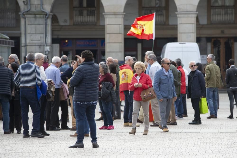 Feijóo y Francisco Vázquez muestran su apoyo a los catalanes constitucionalistas en A Coruña. // Miguel Miramontes (Roller Agencia)