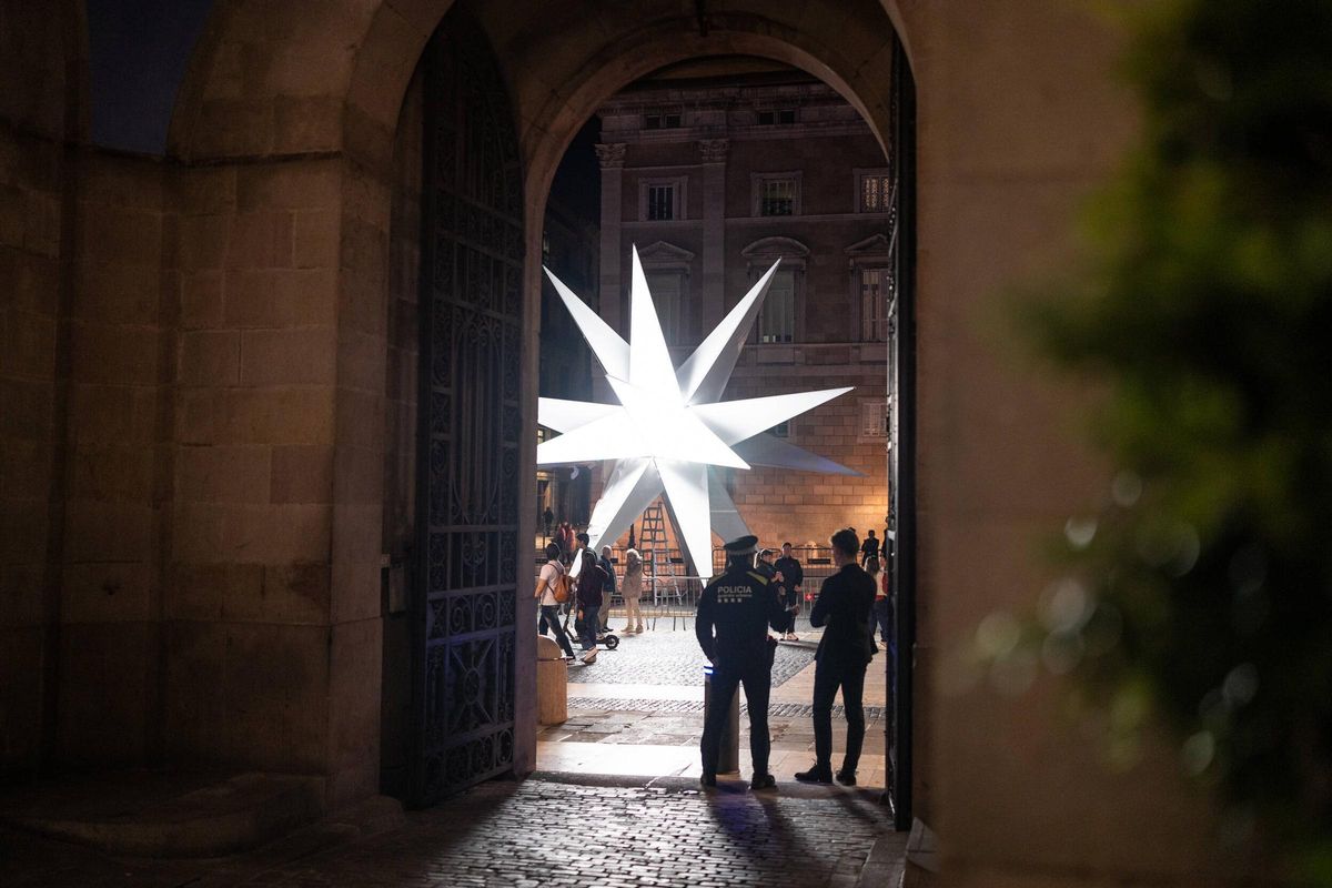 La estrella de Nadal ja ilumina la plaça Sant Jaume. Una gran estrella de luz de 20 puntas iluminará la plaza de Sant Jaume esta Navidad