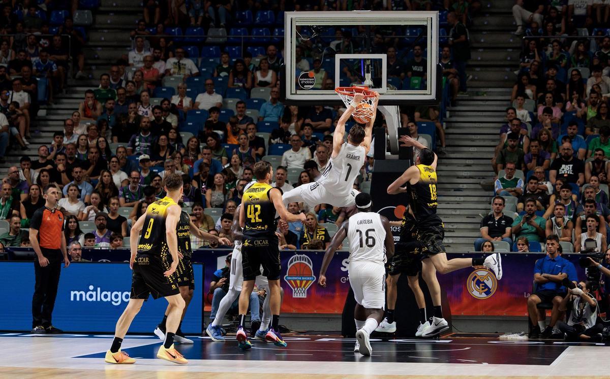 Davids Kramer machaca ante la defensa del CB Canarias en la Supercopa de 2025.