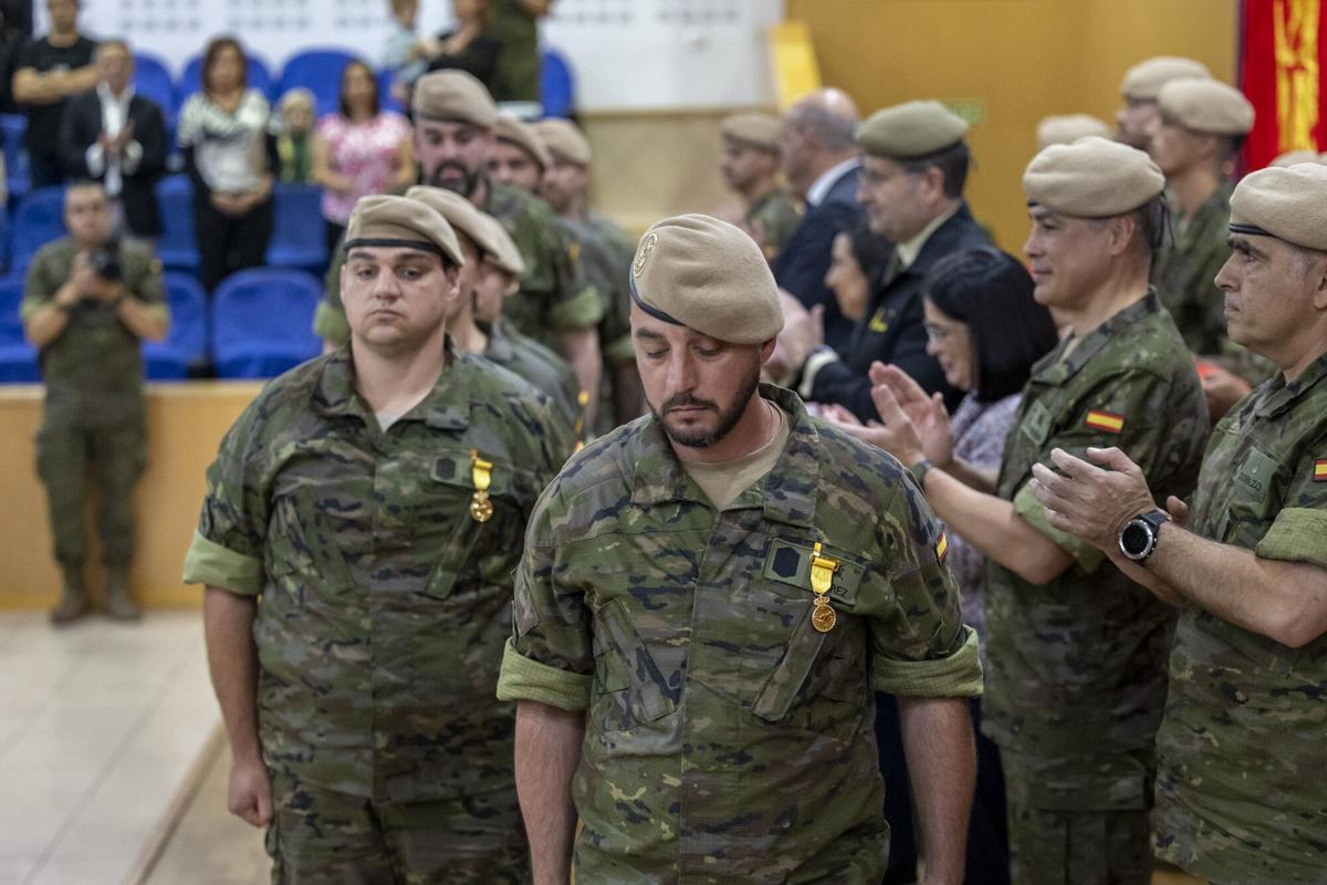 Defensa condecora a la Brigada Canarias XVI