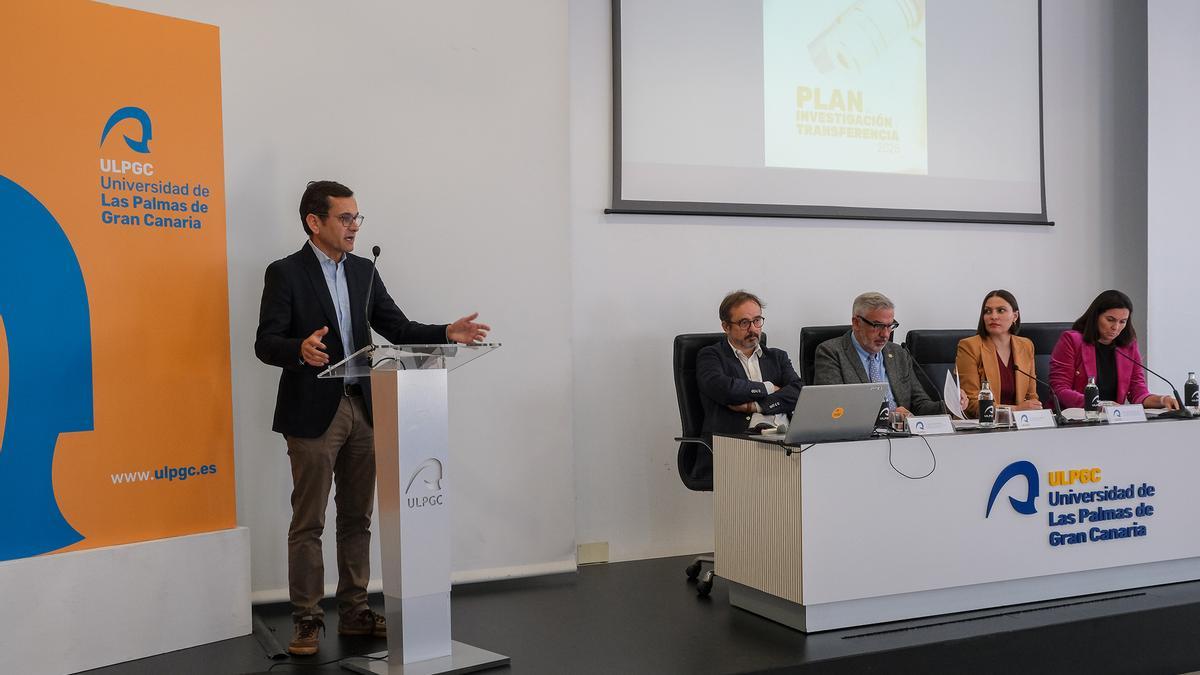 Sebastian López durante la presentación del plan, junto a García Brink, Lluis Serra, Migdalia Machín y Nerea Aristi.
