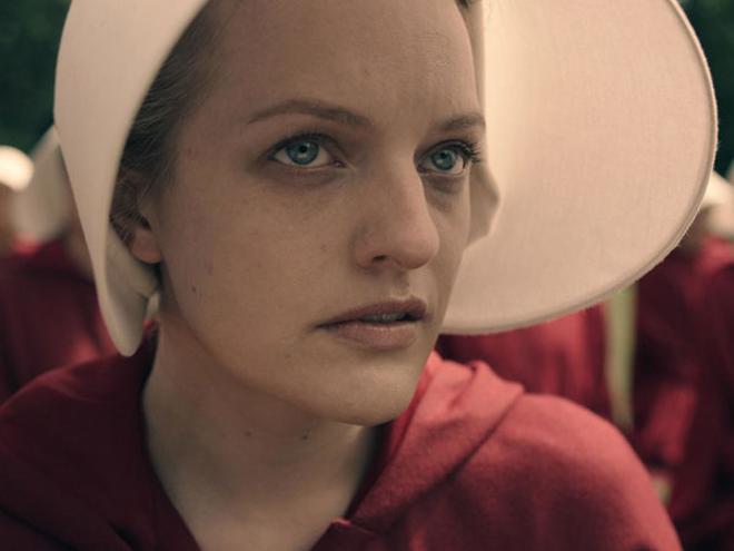 Elisabeth Moss en The handmaids' tale