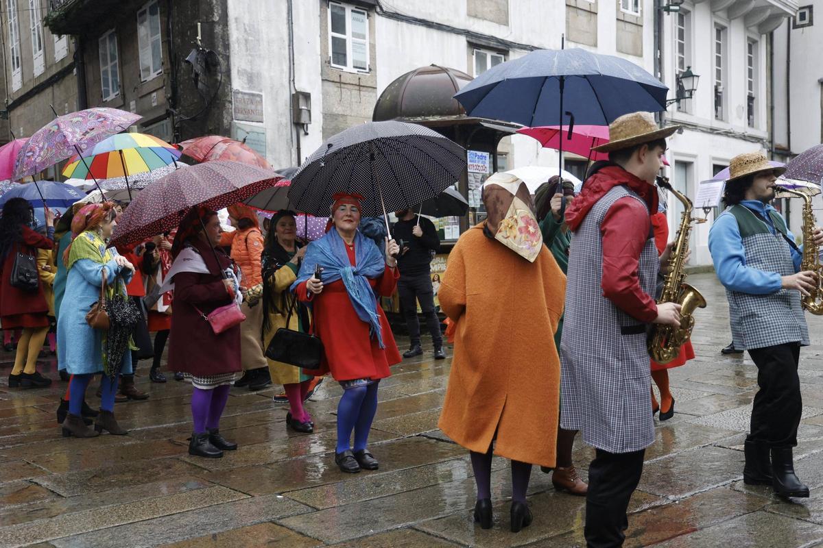 A comparsa de Maruxas e Coralias enche Compostela de cor