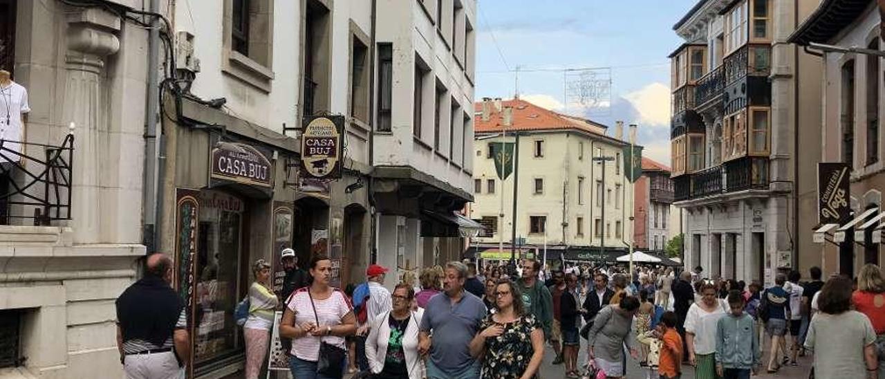 Turistas en el centro de Llanes el pasado mes de agosto.