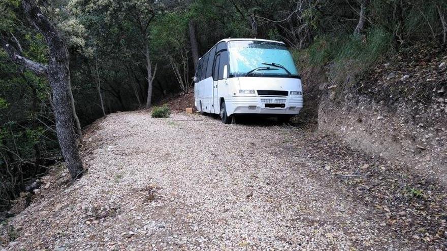 Imagen del vehÃ­culo que habÃ­a sido habilitado como vivienda en una zona de mÃ¡xima protecciÃ³n de Esporles.