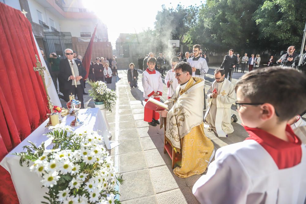 La imagen de San Vicente portada a hombros exclusivamente por varones salió en procesión por las calles de Callosa de Segura, como es tradición cada segundo lunes de Pascua