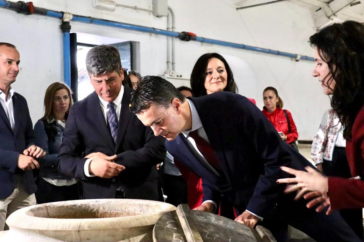 El ministro de Turismo, durante su visita a una bodega en Montilla, junto al alcalde y la secretaria provincial del PSOE.