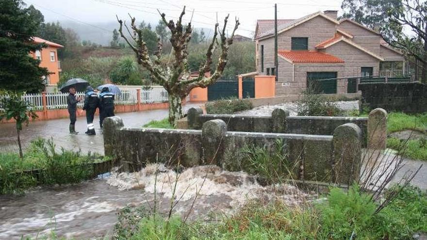 El caudal desbordó en Moaña y afectó a varias viviendas. // G.N.