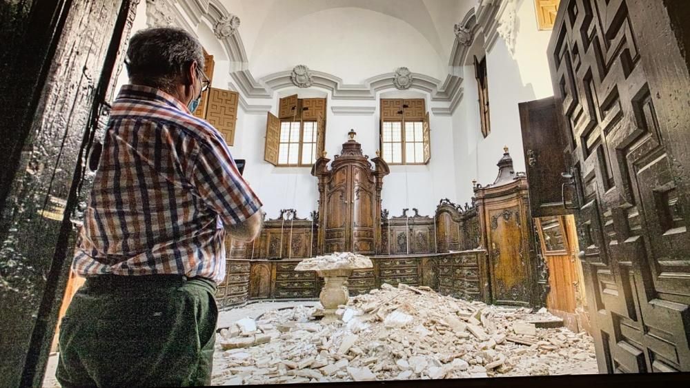 El alcalde Bascuñana y el padre Satorre han visitado la sacristía