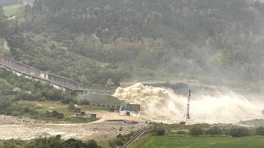 Las fuertes lluvias derrumban el puente de una carretera nacional en el centro de Italia