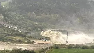 Las fuertes lluvias derrumban el puente de una carretera nacional en el centro de Italia