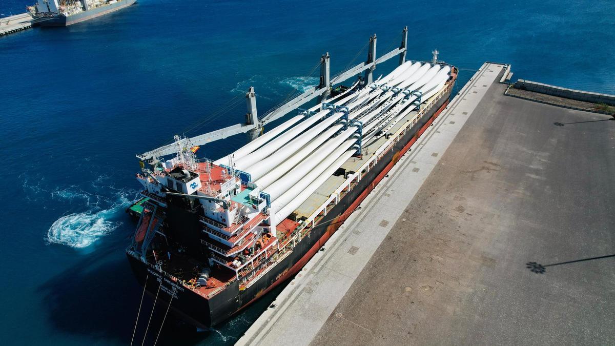 El 'Pacific Prospect' en el Puerto de Granadilla con aspas para aerogeneradores.