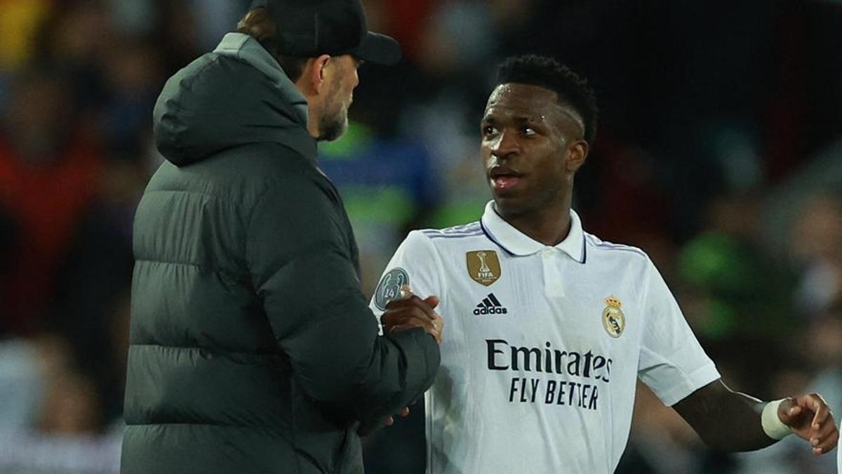 El entrenador del Liverpol, Jürgen Klopp, conversa con Vinicius Junior durante un partido de Champions esta temporada.