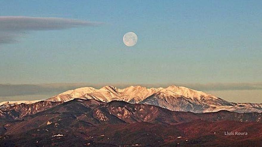 Les muntanyes nevades amb la lluna de fons, des de l&#039;Escala.