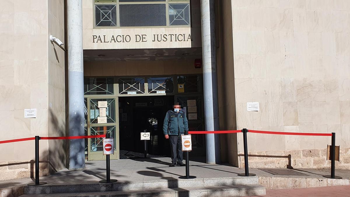 Un guardia civil en el acceso al Palacio de Justicia en Alicante.