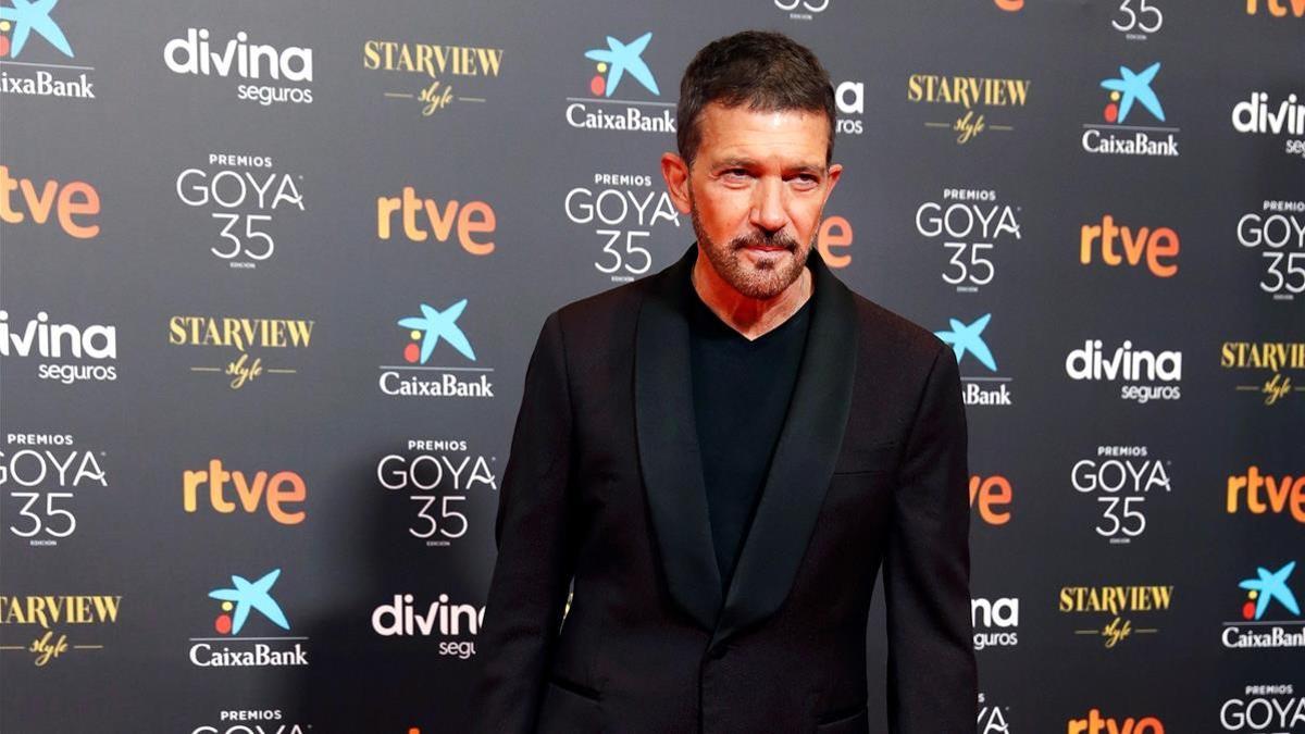 GRAF9666  MALAGA  06 03 2021 - El actor Antonio Banderas  presentador del acto  a su llegada hoy sabado a la gala de la 35 edicion de los Premios Goya que se celebra en el Teatro del Soho CaixaBank de Malaga  EFE Jorge Zapata