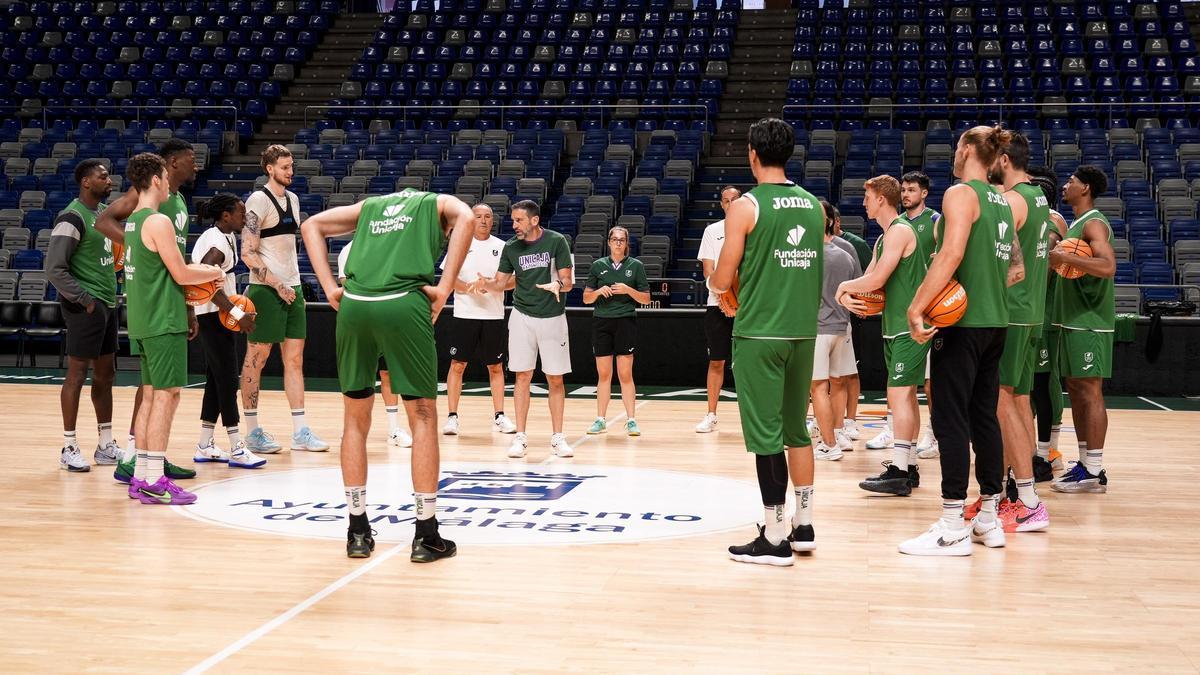 Ibon Navarro habla con sus jugadores durante el entrenamiento de este jueves en el Martín Carpena.