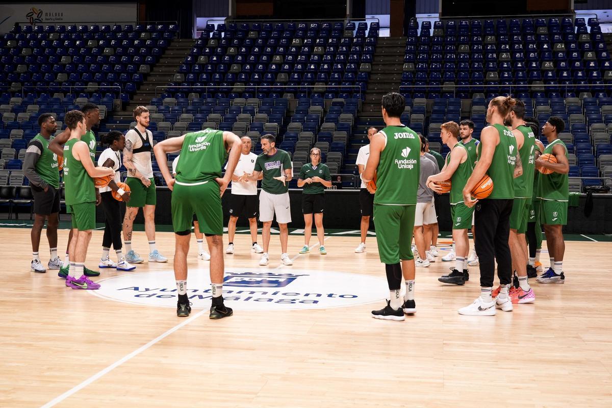 Ibon Navarro habla con sus jugadores durante el entrenamiento de este jueves en el Martín Carpena.