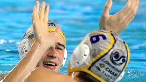 Dos jugadores del Barceloneta, durante un partido.