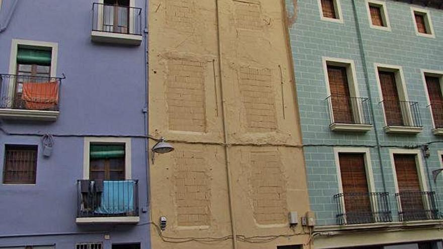 L&#039;edifici enfonsat el 10 de juny ara està assegurat, pintat i amb les finestres tapades per murs de maons.