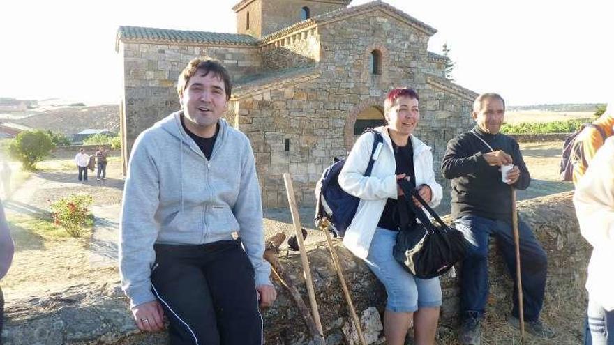 Un grupo de peregrinos, a su llegada a San Pedro de la Nave.