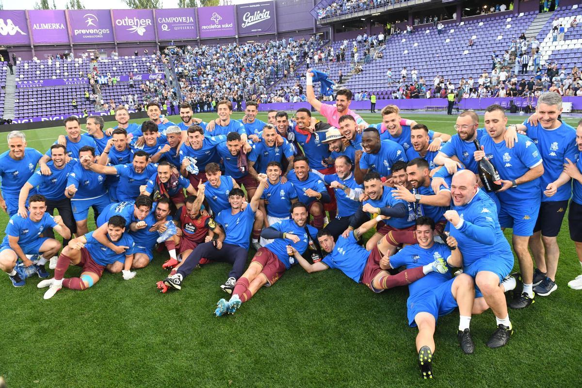 Los jugadores celebraron en el campo y mantearon al presidente Escotet