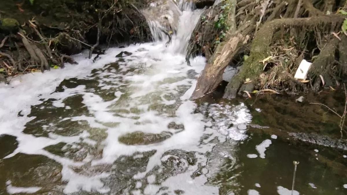 Una imagen de los posibles vertidos en el río Mandeo a su paso por Teixeiro.